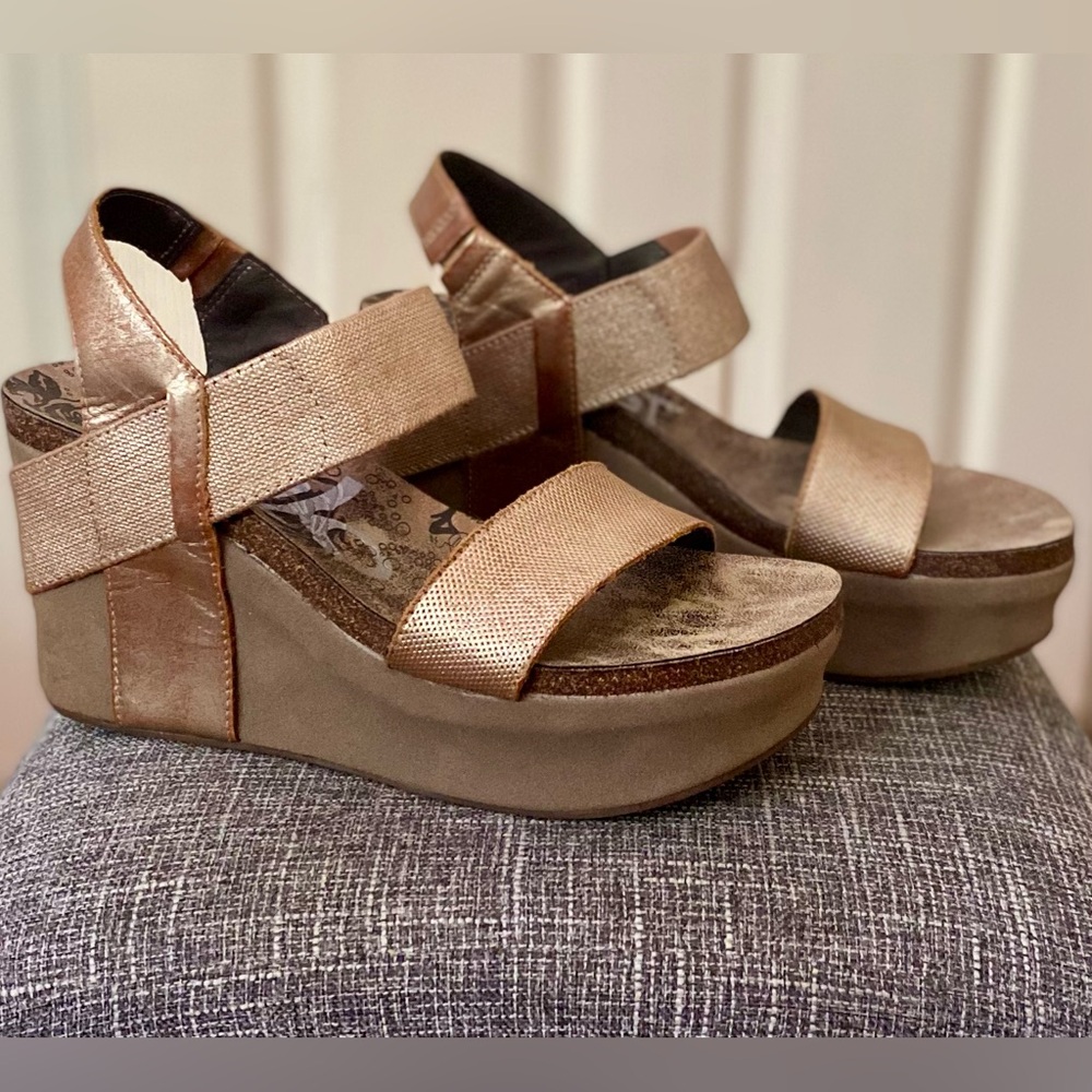 Gold/Bronze Bushnell Wedge-Never Worn!